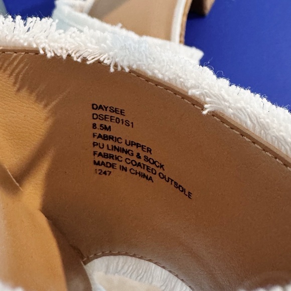 NEW Steve Madden Daysee Frayed Denim Platform Ankle Strap Sandals - Picture 9 of 9